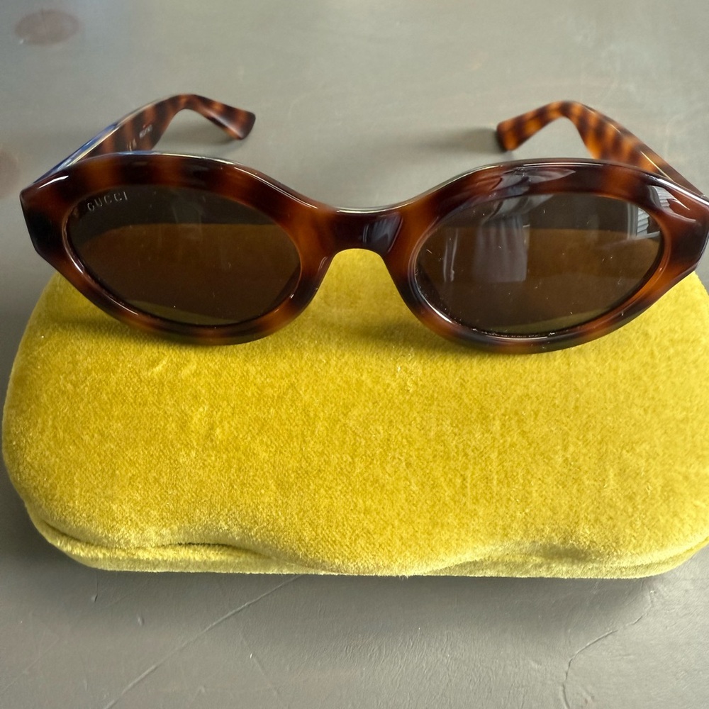 Authentic Gucci Tortoise Shell Sunglasses Model: Gucci GG1579S.